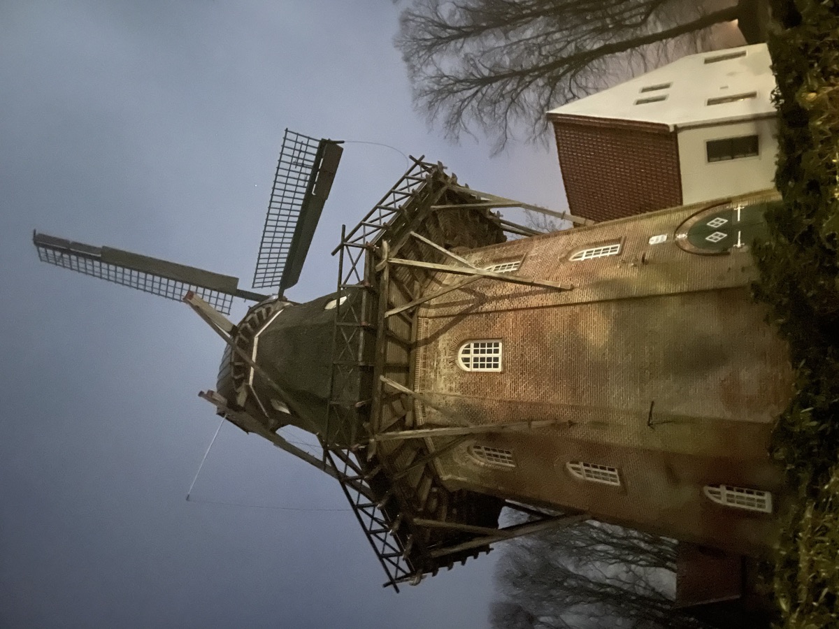 Die angestrahlte Mühle bei Nacht aus der Froschperspektive