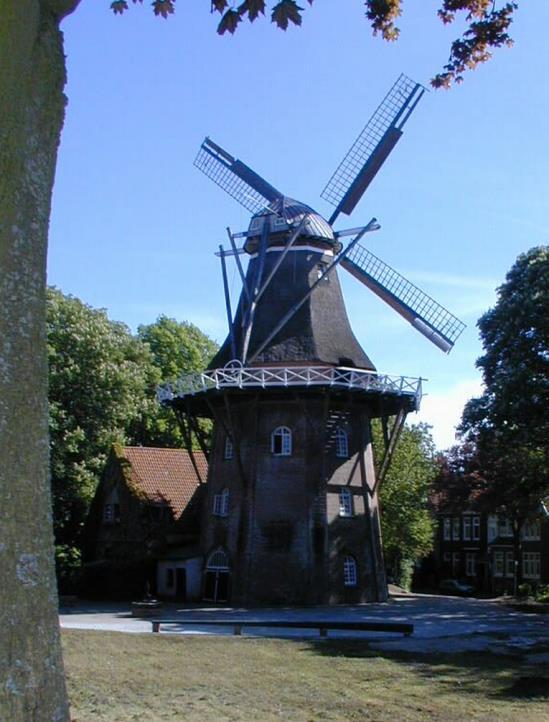 De Vrouw Johanna mit Flügeln auf dem Emder Stadtwall, Aufnahme von 2002