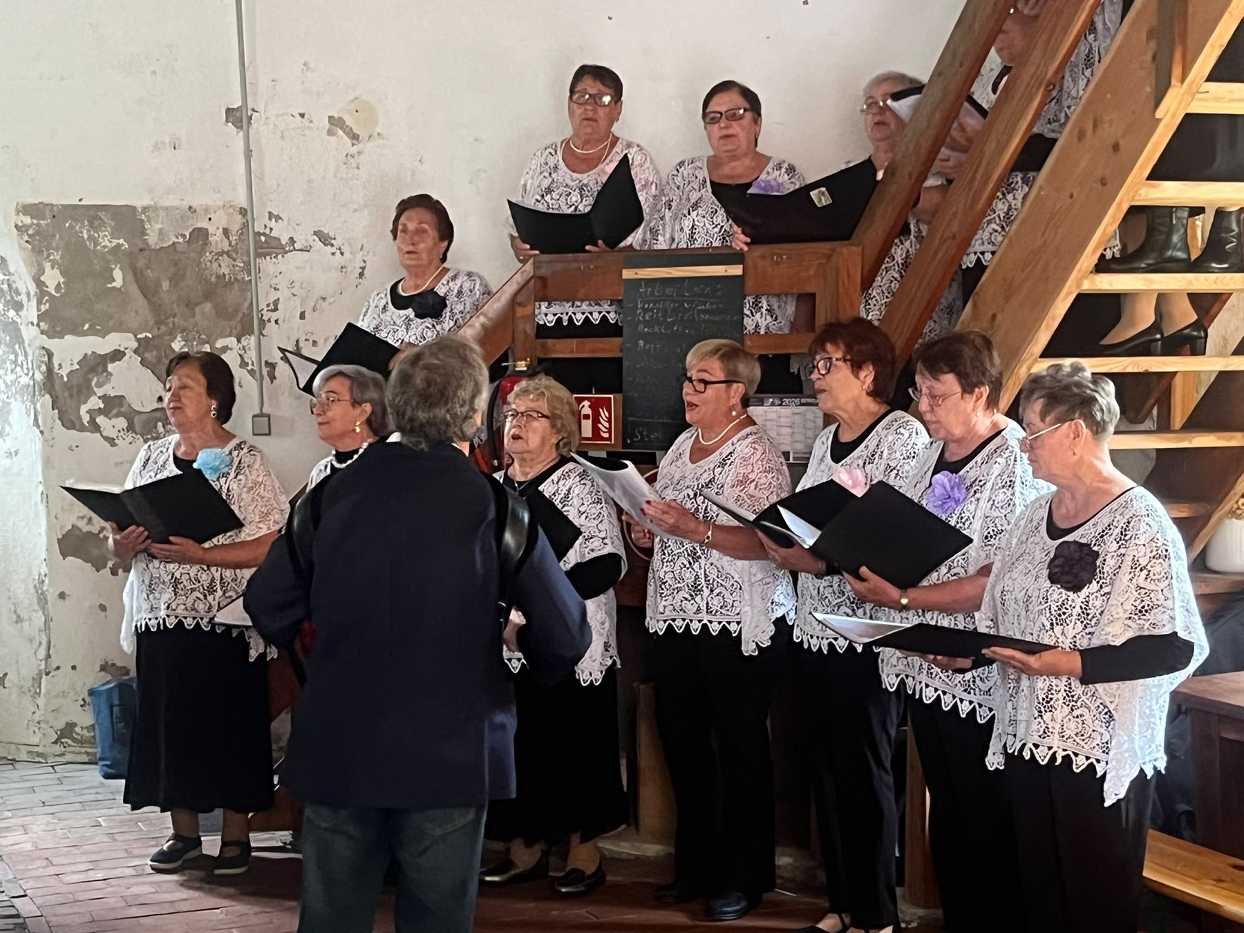 Die Singgruppe Freundschaft singt im Erdgeschoss der Vrouw Johanna